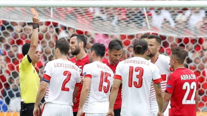 Pemain Albania, Lorik Cana, saat dikartu merah wasit.