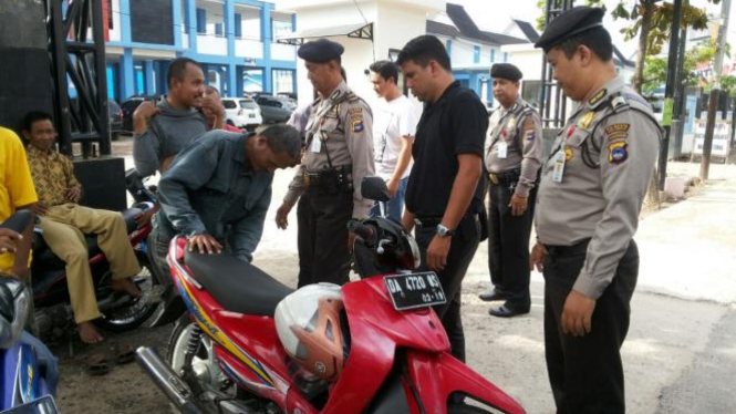 Kanit Sabhara Polsekta Banjarmasin Timur, IPDA Didik sedang memeriksa warga di Terminal induk Km.6 Banjarmasin