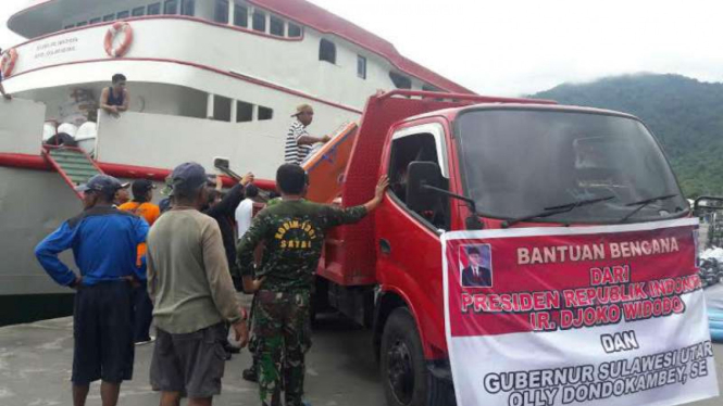 Bantuan logistik dari Presiden Joko Widodo untuk para korban bencana tanah longsor dan banjir bandang di Kabupaten Kepulauan Sangihe, Sulawesi Utara, pada Selasa, 21 Juni 2016.