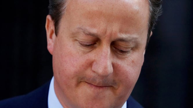Ekspresi wajah Perdana Menteri Inggris David Cameron usai mengumumkan pengunduran dirinya.
