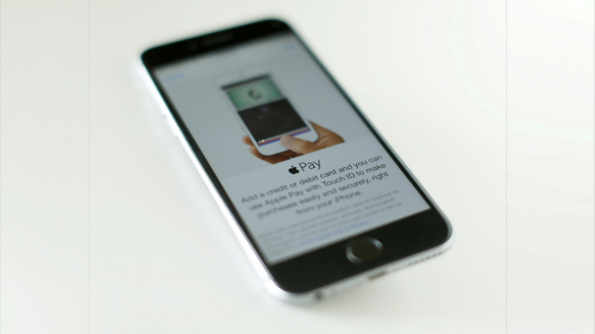 Apple iPhone 6 menampilkan aplikasi Apple Pay.