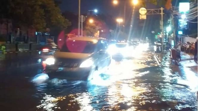 Banjir di depan DPK Jakarta Barat