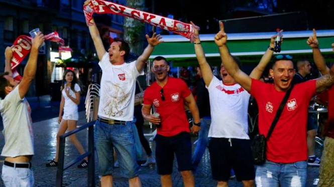 Fans Polandia jelang babak 16 besar Piala Eropa melawan Swiss