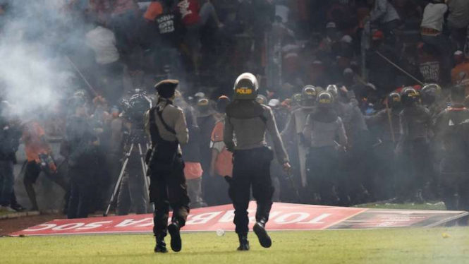 Ilustrasi kerusuhan suporter di stadion.