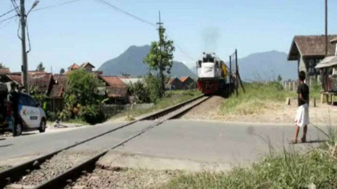 Salah satu perlintasan kereta api tanpa palang pintu di Garut, Jawa Barat