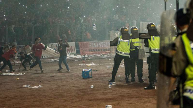 Suporter Persija Jakarta Jakmania melempari petugas kepolisian di Stadion GBK, Jumat malam 24 Juni 2016.