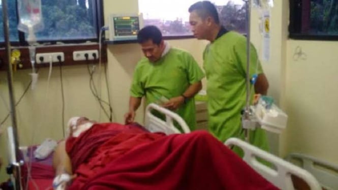 Kapolda Metro Jaya Irjen Pol Moechgiyarto membesuk salah satu korban bentrok GBK