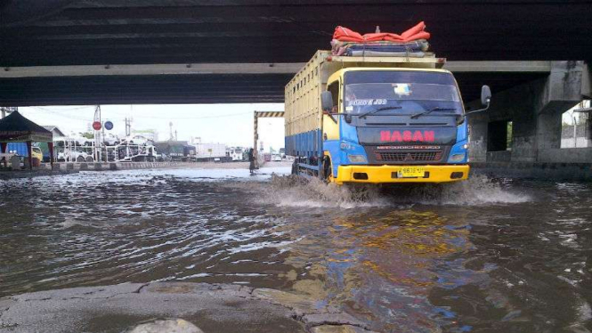 Rob di jalan Kaligawe Semarang, Jawa Tengah, Sabtu, 25 Juni 2016.