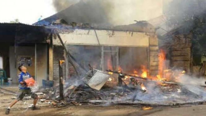Kebakaran di kios pedagang bensin, Kabupaten Garut, Jawa Barat.