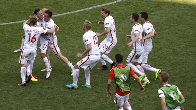 Pemain Polandia saat rayakan kemenangan atas Swiss