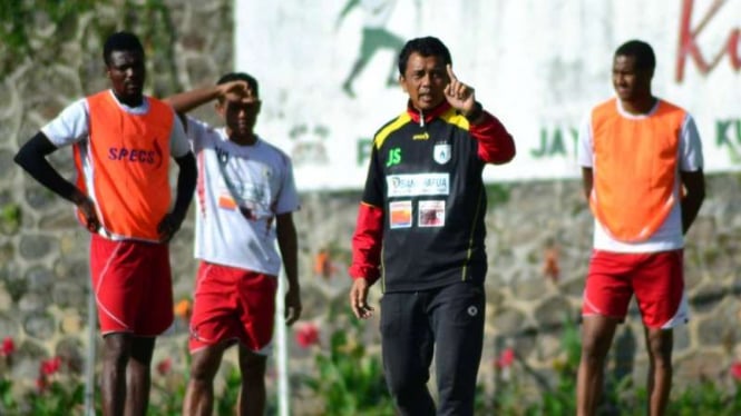 Pelatih Persipura Jayapura, Jafri Sastra (tengah)