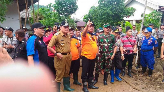 Gubernur Sulawesi Utara Olly Domdokambey meninjau lokasi bencana longsor di Kabupaten Kepulauan Sangihe, Sabtu (25/6/2016)