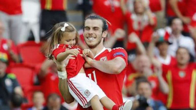 Bale dan anaknya, Alba Violet