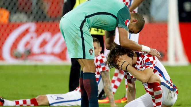 Pemain Portugal, Pepe, menghibur pemain Kroasia, Luka Modric