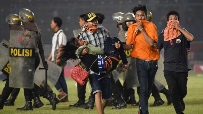 Situasi kericuhan di Stadion Utama Gelora Bung Karno