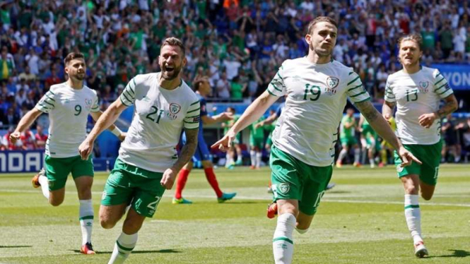 Pemain Republik Irlandia merayakan gol