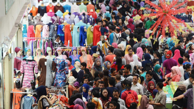 Menjelang Lebaran Pasar Tanah Abang Ramai Pembeli