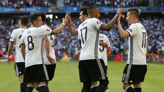Para pemain Jerman merayakan gol.