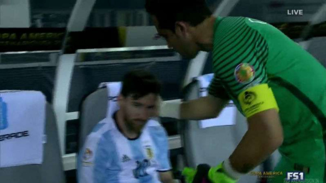 Kiper Cile Claudio Bravo menenangkan Lionel Messi yang menangis setelah gagal penalti.