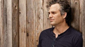 Keliling Beijing, Ruffalo 'Hulk' Unggah Foto di Dalam Kereta