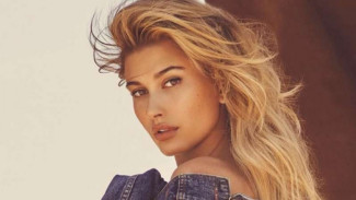 Model Hailey Baldwin Jadi Desainer Tas Kulit Mewah