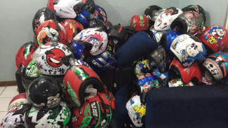 Dokter Kulit Ini Beberkan Bahaya Helm yang Jarang Dicuci