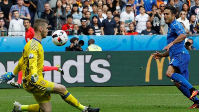 Kiper timnas Spanyol, David de Gea menggagalkan peluang striker Italia, Eder.