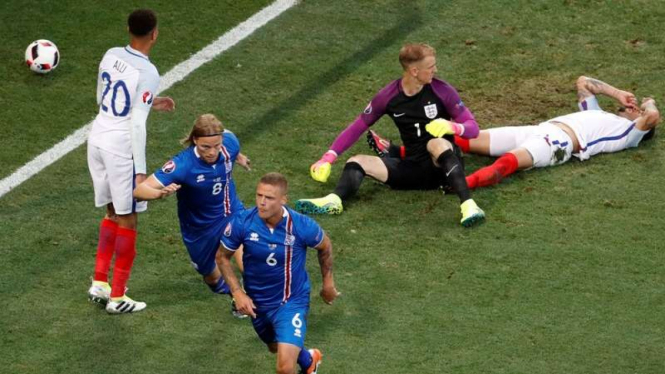 Selebrasi pemain Islandia usai membobol gawang Inggris.