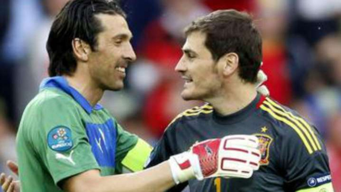 Kiper Spanyol Iker Casillas dan kiper Italia Gianluigi Buffon