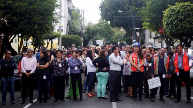 Warga Meksiko keluar dari bangunan saat gempa bumi turut getarkan Ibu Kota Mexico City.