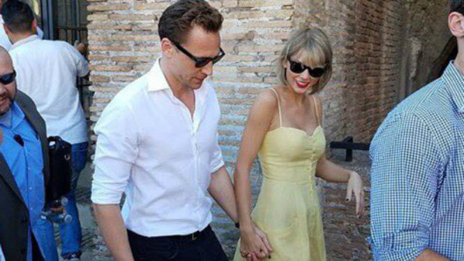 Taylor Swift dan Tom Hiddleston di Roma, Italia.