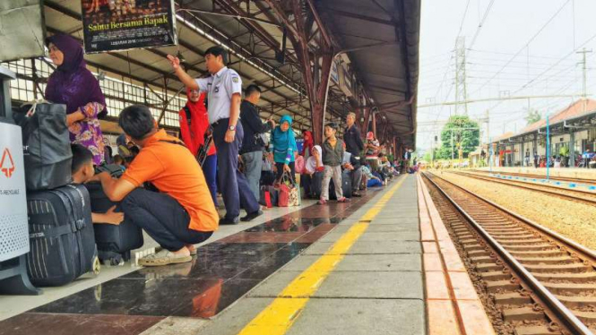 Suasana penumpang mudik di Stasiun Pasar Senen, Jakarta.