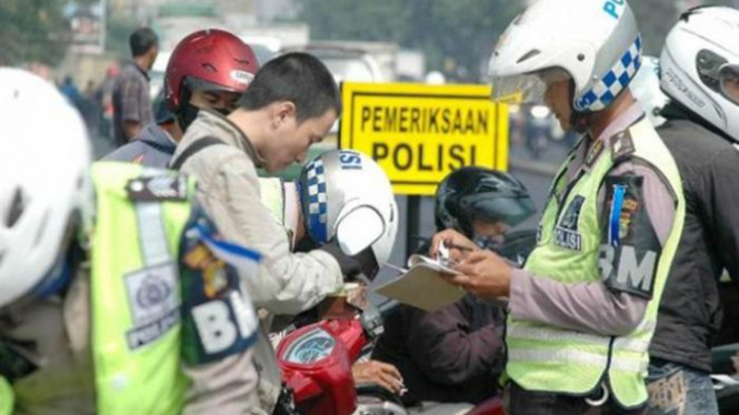 Ilustrasi operasi lalu lintas oleh polisi.