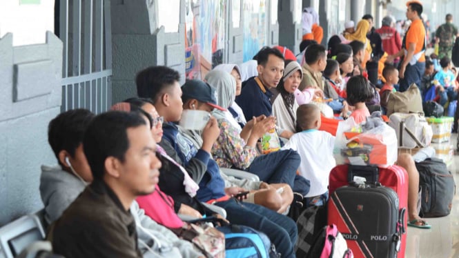 Puncak Arus Mudik di Stasiun Senen