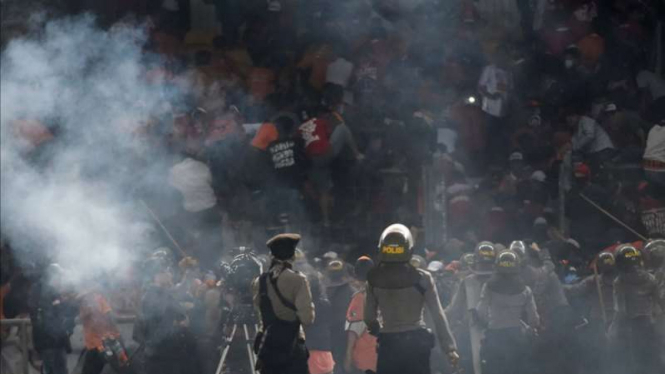 Ilustrasi polisi saat menembaki gas air mata