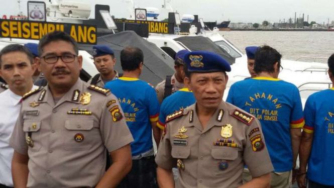 Polda Sumatera Selatan merilis penangkapan nakhoda dan awak kapal pengangkut minyak milik Pertamina yang akan diselundupkan ke Singapura di Palembang pada pada Selasa, 28 Juni 2016.