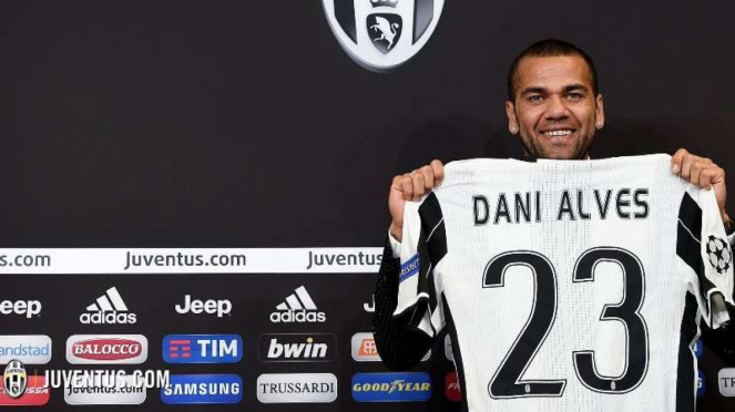 Dani Alves saat baru bergabung ke Juventus awal musim lalu.