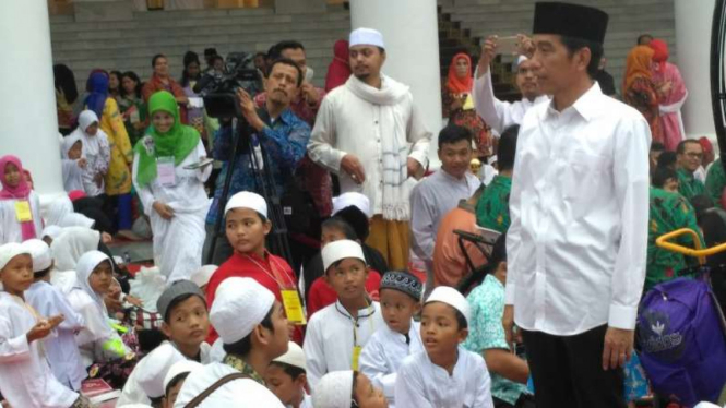 Presiden Jokowi saat bersama ratusan anak yatim, 28 Juni 2016.