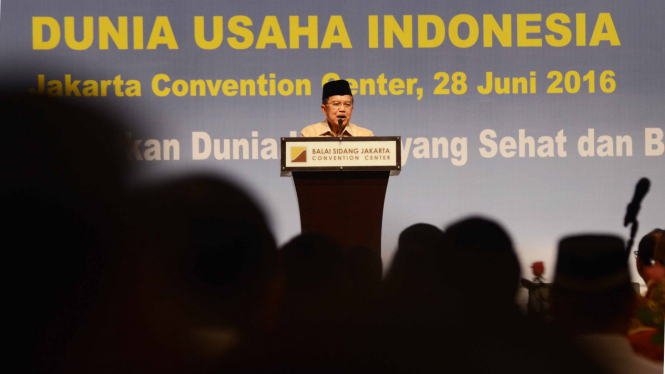  Wakil Presiden Jusuf Kalla memberikan sambutan dalam acara Dialog Ekonomi dan Buka Bersama Dunia Usaha Indonesia di Jakarta Convention Center, Jakarta, Selasa (28/6/2016).