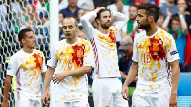 Pemain Spanyol usai kalah di Piala Eropa 2016.