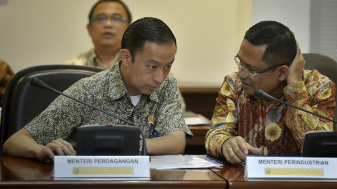 Mendag Thomas Lembong berdiskusi dengan Menperin Saleh Husin saat mengikuti Rapat Terbatas Kabinet yang dipimpin Presiden Joko Widodo di Jakarta, Selasa (14/6/2016).