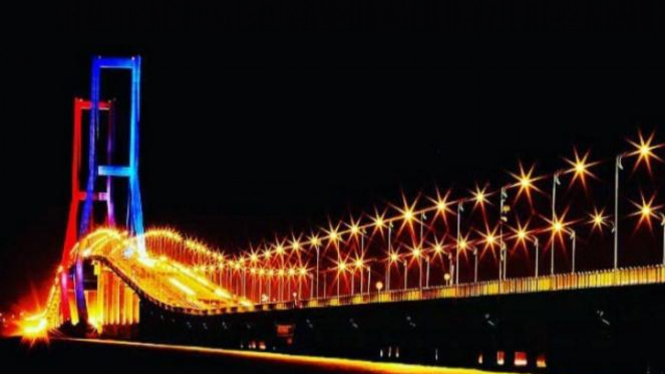 Jembatan Suramadu, Surabaya.