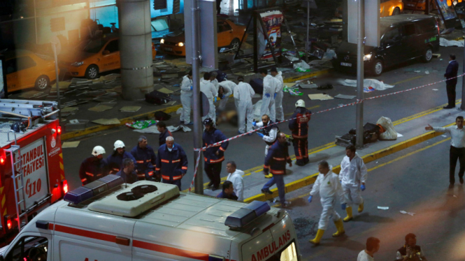 Petugas forensik di luar gedung bandara Ataturk, Istanbul, Turki, usai ledakan.