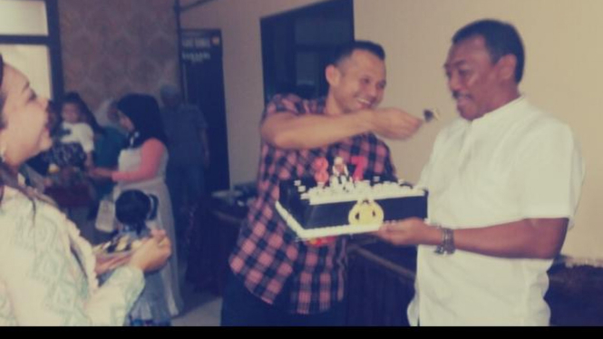 Kapolsek Banjarmasin Timur menyuapi kue ulang tahun untuk Kanit Reskrim, Ipda H. Timur Yono.