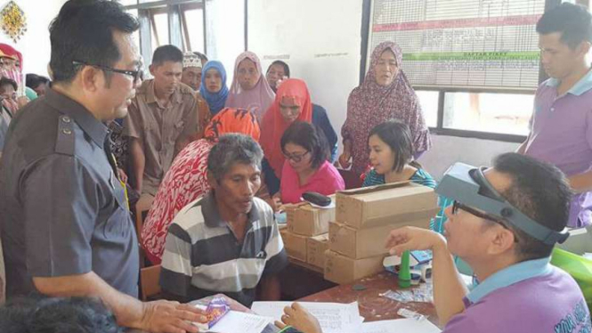 Kepala Dinas Kesehatan Sulawesi Utara, Jemmy Lampus, mengecek keberadaan vaksin palsu di Manado pada Rabu, 29 Juni 2016.