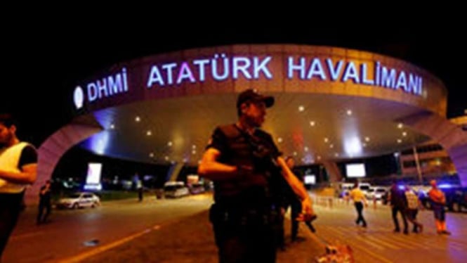 Petugas dari satuan khusus berjaga di depan bandara Attaturk, Turki.