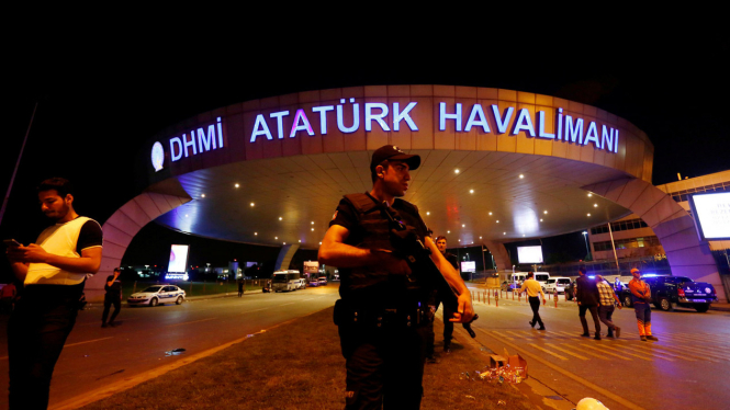 Seorang petugas mengawasi bandara Ataturk, Turki, tak lama setelah terjadi serangan bom bunuh diri, Selasa, 27 Juni 2016.