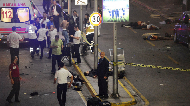 Situasi di bandara Ataturk Turki setelah terjadi serangan bom bunuh diri. 