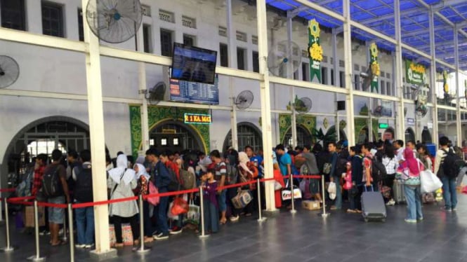 Antrean calon pemudik saat check in memasuki peron di Stasiun Senen, Jakarta, Rabu, 29 Juni 2016.