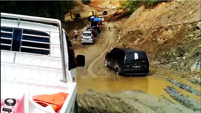 Kondisi jalan rusak di jalur Trans Poso Sulawesi Tengah yang mengalami kerusakan parah, Rabu (29/6/2016)